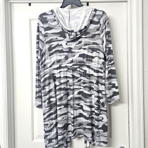 Torrid Super Soft Knits Gray Camo Hoodie Size 2 - Picture 4 of 5